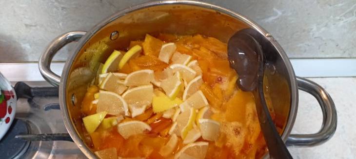 Добавляю порезанный дольками лимон